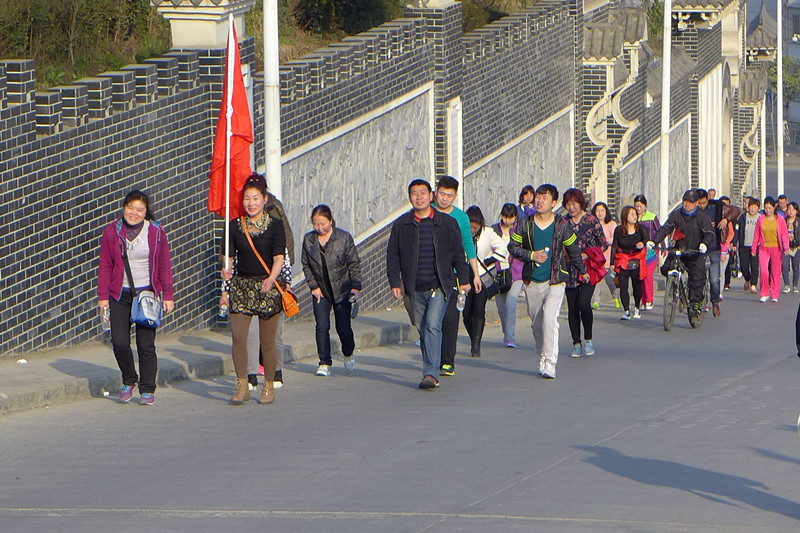 2015年3月8日寶業(yè)集團開展“香溪洞-吉河徒步踏青活動”慶祝三八節(jié)！
